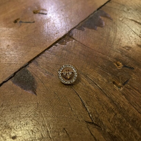 Botão Bee Dourado com Strass Pequeno